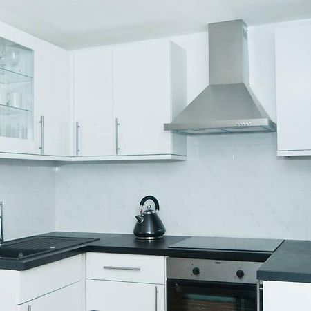 Modern Apartment In Trendy Dalston Лондон Екстериор снимка